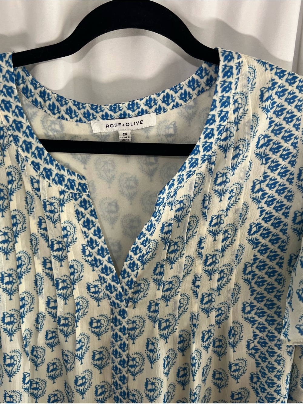 Rose & Olive Blue and Cream Printed V-Neck Shift Dress size 2X - Picture 2 of 5